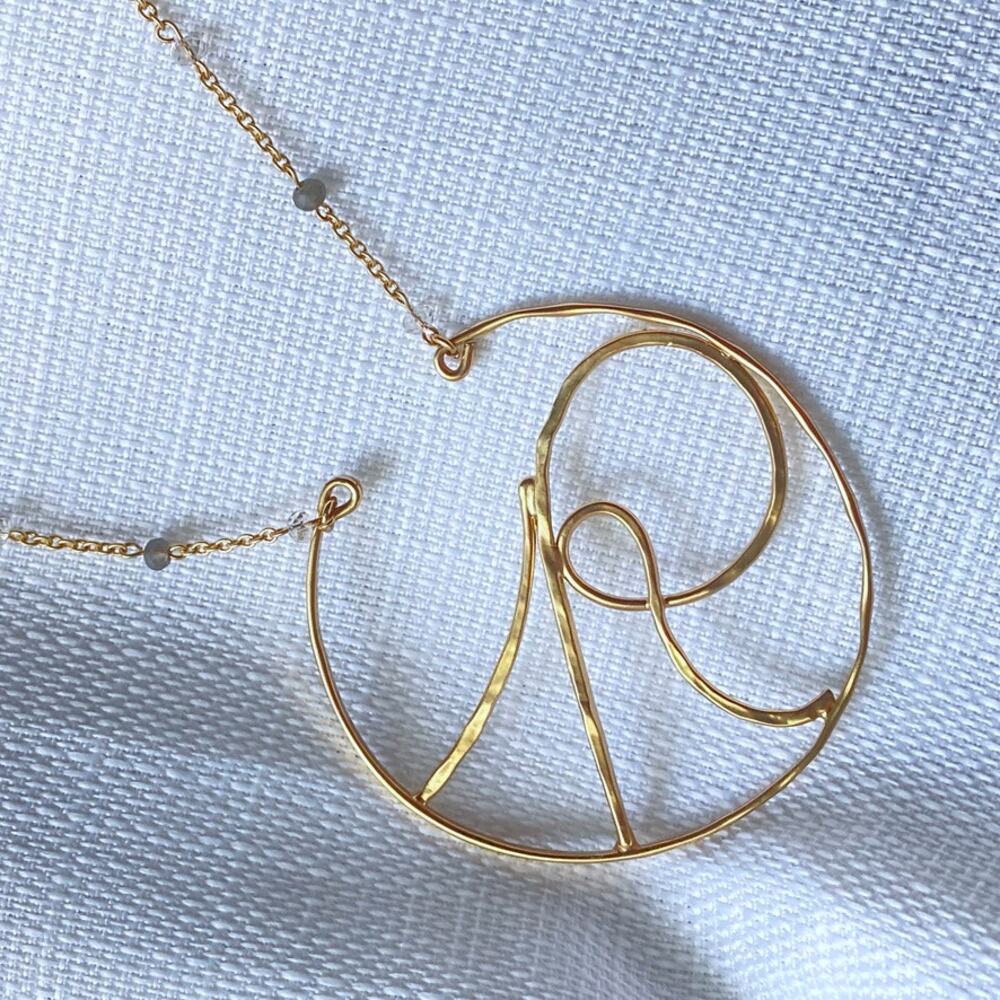 Cursive R openwork gold-tone necklace - Picture 3 of 9